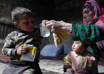 ملګري ملتونه: افغانې کورنۍ نه پوهېږي ځان ته خواړه چمتو کړي که خپل کورونه تاوده کړي