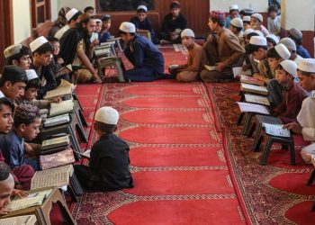 په فراه کې نږدې ۵۰ زره کسان په دیني مدرسو کې زده‌کړې کوي