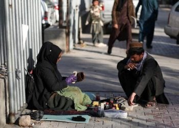 د ښځو پر کار بندیز او د معاشونو کمېدل؛ پخوانۍ استادانې او کارکوونکې له سخت وضعیت سره مخ دي