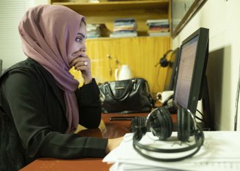 د بشري حقونو څار بنسټ: طالبان پر کار بوختې ښځې ځوروي