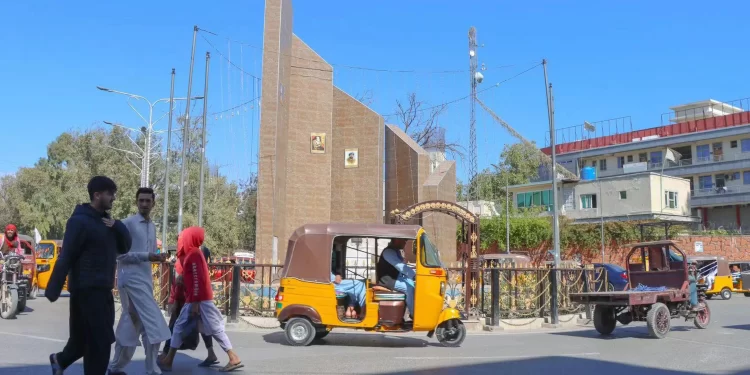 په ننګرهار کې د یوه کور د چت د نړېدو له امله د یوې کورنۍ اووه غړي مړه شوي دي