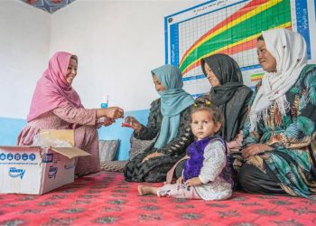 اوچا: افغان ښځې له محدودیتونو سره سره مرستې رسونې ته دوام ورکوي