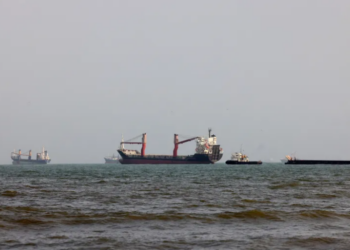 پرون یوازې شپږ بېړۍ له هرمز تنګي تېرې شوې
