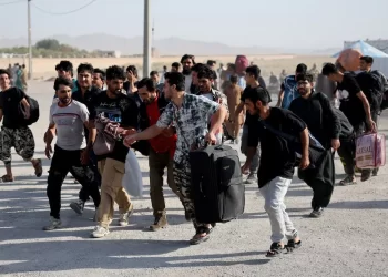 رویټرز: په ایران کې جګړې او اقتصادي بحران افغان کډوال ستنېدو ته اړ کړي