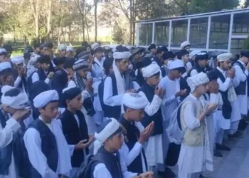 د کتابونو او ښوونکو کمښت؛ زده‌کوونکي: طالبان د زده‌کړې پر ځای د پګړۍ پر تړلو ټینګار کوي