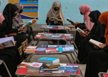 د کتاب لوستلو حلقې؛ پر زده‌کړو د محدودیتونو پر مهال د نجونو پناه‌ځای
